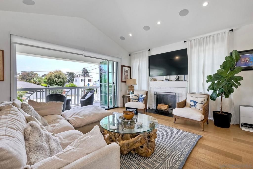 Image 2 of property listing at 776 Silvergate Ave, San Diego, CA 92106