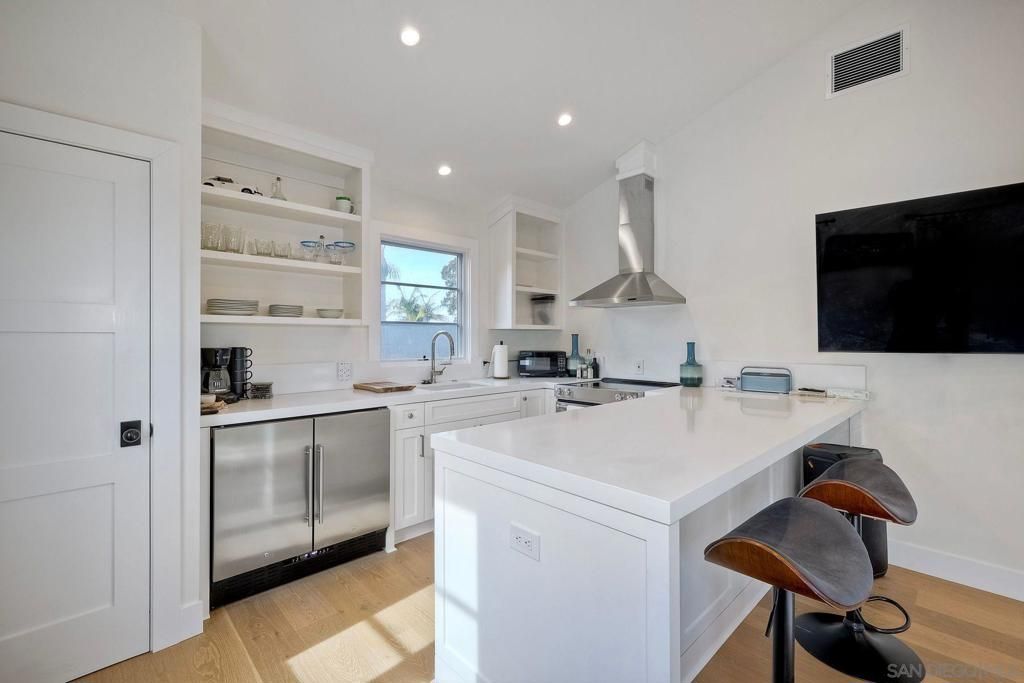 Image 22 of property listing at 776 Silvergate Ave, San Diego, CA 92106