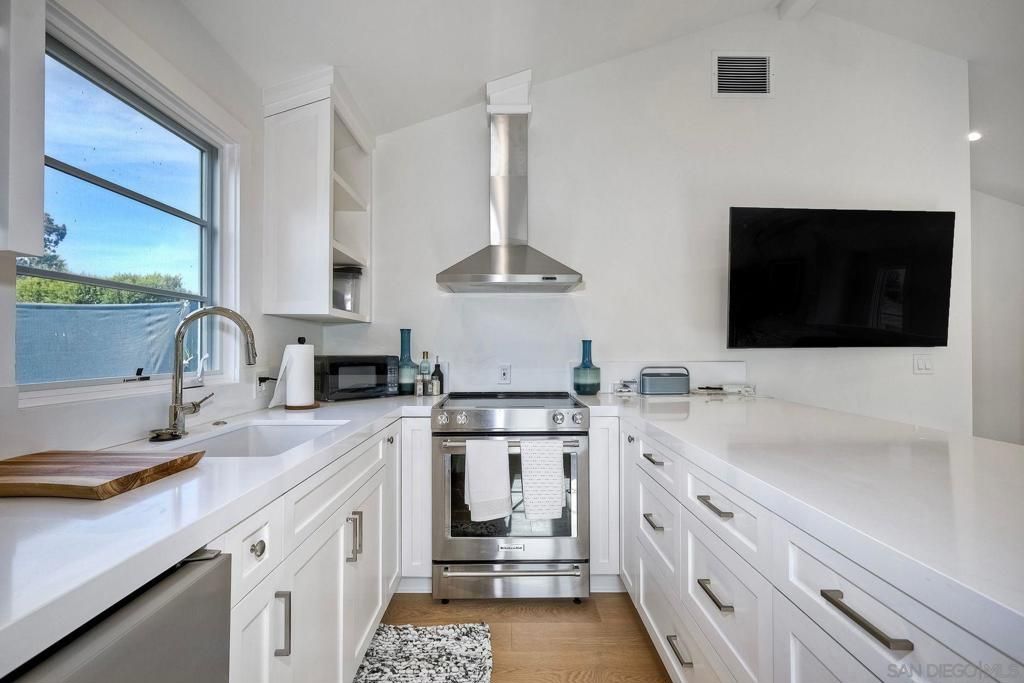 Image 24 of property listing at 776 Silvergate Ave, San Diego, CA 92106