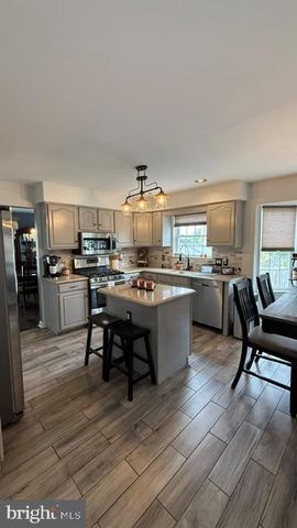 25 RED GRAVEL CIR, Sicklerville, NJ 08081