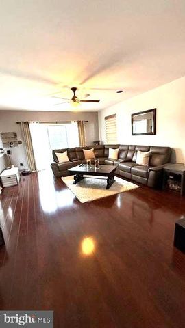 25 RED GRAVEL CIR, Sicklerville, NJ 08081