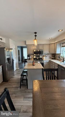 25 RED GRAVEL CIR, Sicklerville, NJ 08081