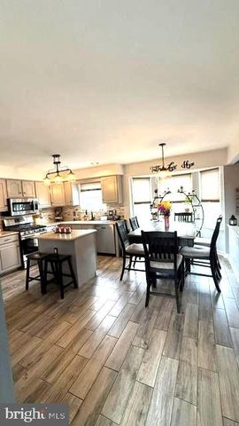 25 RED GRAVEL CIR, Sicklerville, NJ 08081