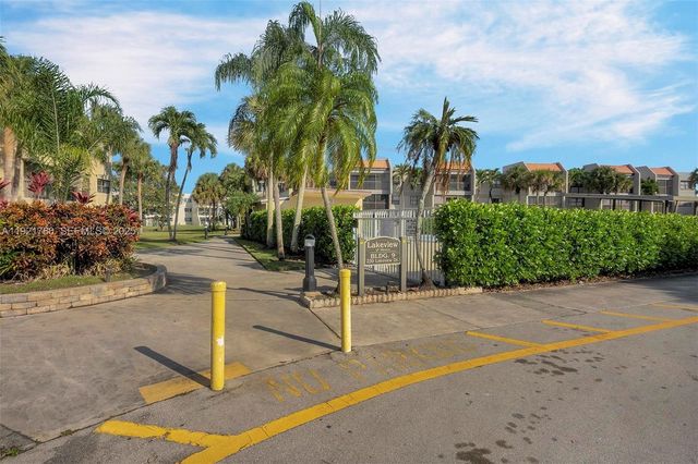 230 Lakeview Dr 206, Weston, FL 33326