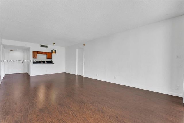 230 Lakeview Dr 206, Weston, FL 33326