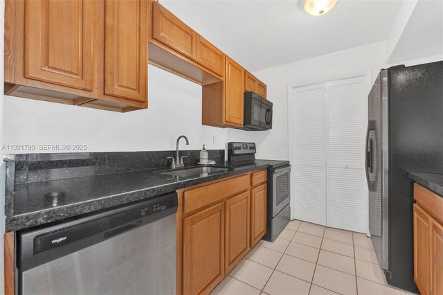 230 Lakeview Dr 206, Weston, FL 33326