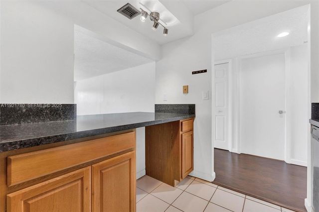 230 Lakeview Dr 206, Weston, FL 33326