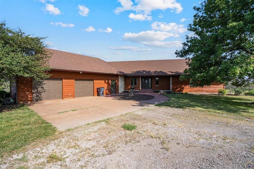 9736 West Lake Road, Ozawkie, KS 66070