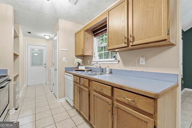 85 Apache Pointe Drive, Senoia, GA 30276