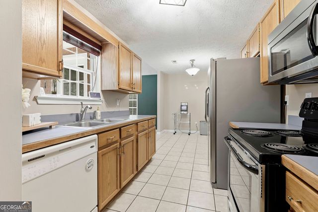 85 Apache Pointe Drive, Senoia, GA 30276
