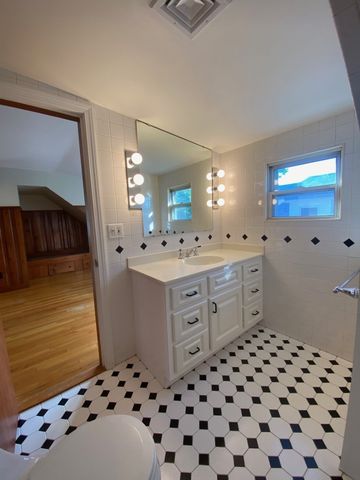7 Lovejoy St 3, Haverhill, MA 01835