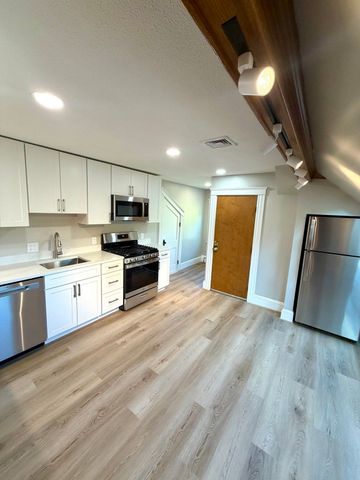 7 Lovejoy St 3, Haverhill, MA 01835