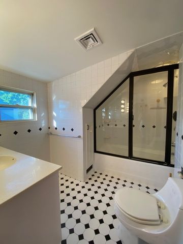 7 Lovejoy St 3, Haverhill, MA 01835