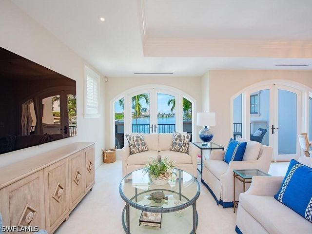 221 Harbour DR 6, Naples, FL 34103