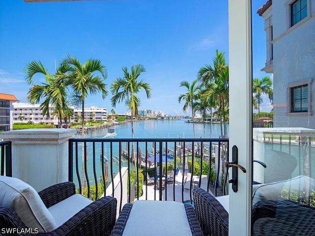 221 Harbour DR 6, Naples, FL 34103