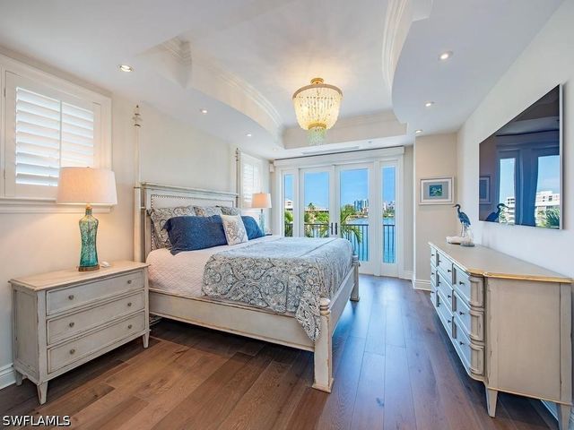 221 Harbour DR 6, Naples, FL 34103