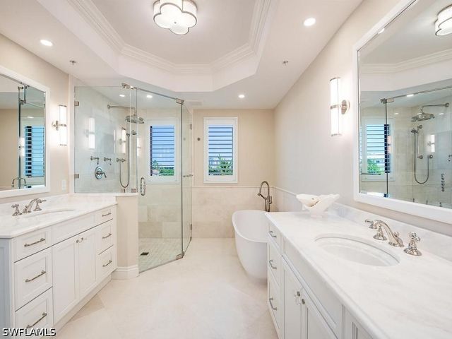 221 Harbour DR 6, Naples, FL 34103