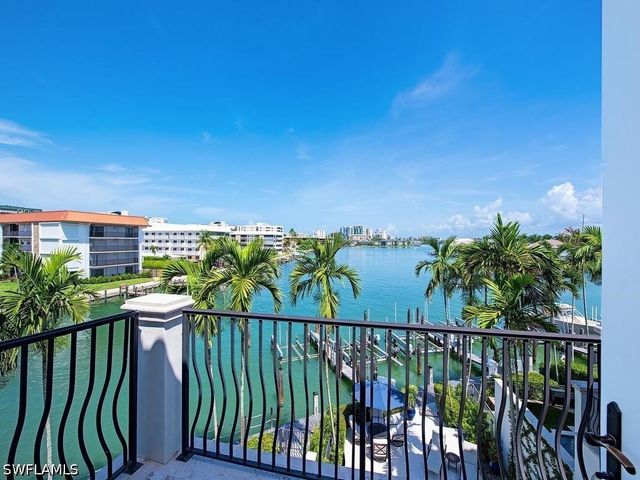 221 Harbour DR 6, Naples, FL 34103