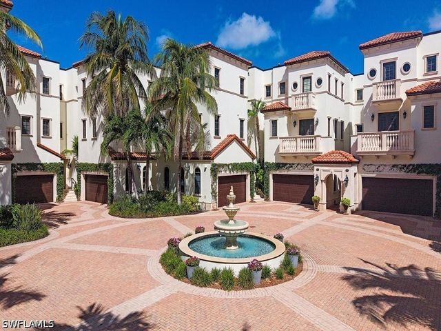 221 Harbour DR 6, Naples, FL 34103