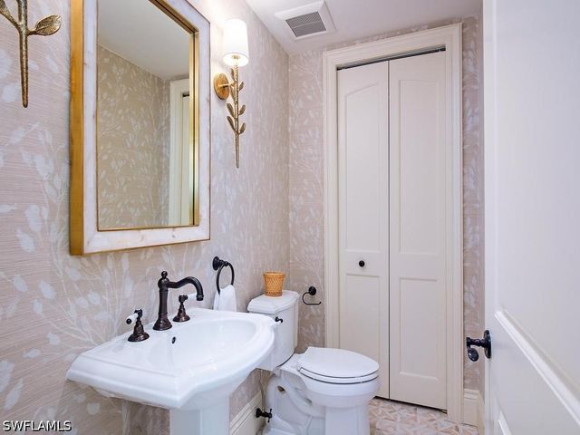 221 Harbour DR 6, Naples, FL 34103