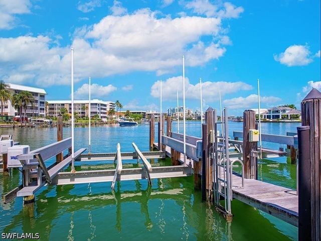 221 Harbour DR 6, Naples, FL 34103