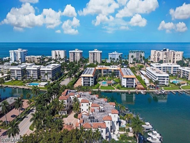 221 Harbour DR 6, Naples, FL 34103
