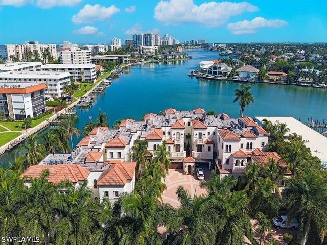 221 Harbour DR 6, Naples, FL 34103
