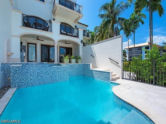 221 Harbour DR 6, Naples, FL 34103