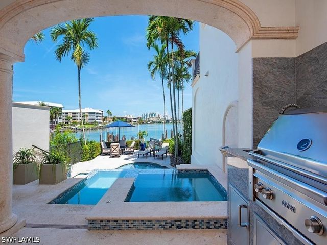 221 Harbour DR 6, Naples, FL 34103