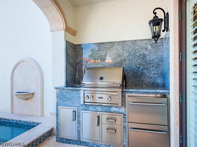 221 Harbour DR 6, Naples, FL 34103