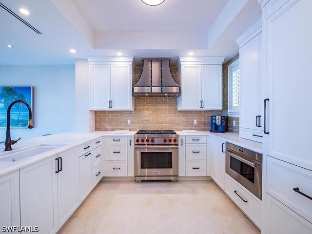 221 Harbour DR 6, Naples, FL 34103