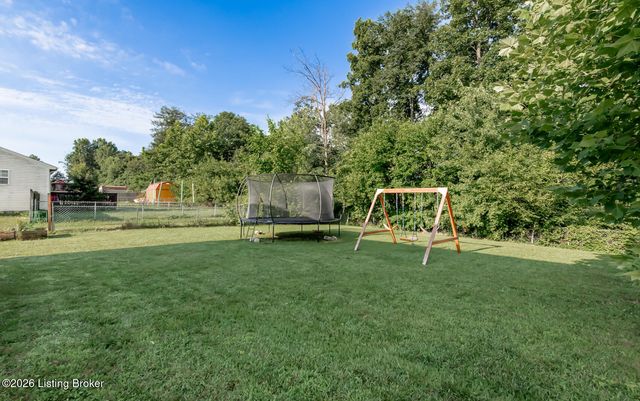 1889 S Woodland Dr, Radcliff, KY 40160