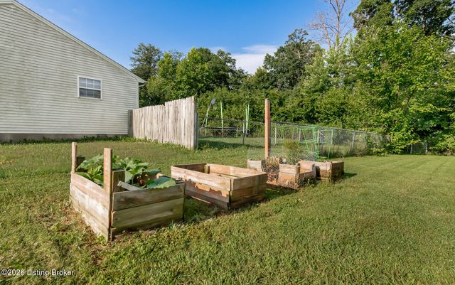 1889 S Woodland Dr, Radcliff, KY 40160