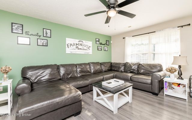 1889 S Woodland Dr, Radcliff, KY 40160