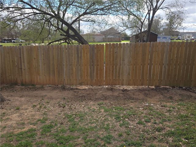 809 Meadow Brook Drive, Caldwell, TX 77836