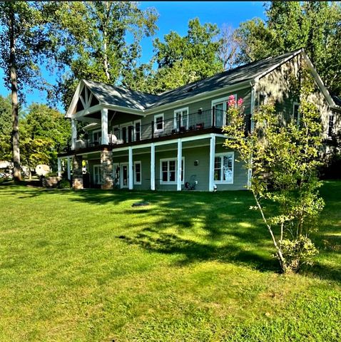 80 Pinewood DR, Penhook, VA 24137