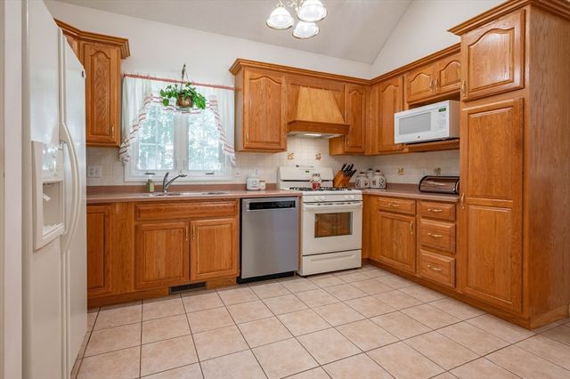 38 Holly Ln 38, Dracut, MA 01826