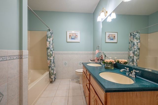 38 Holly Ln 38, Dracut, MA 01826