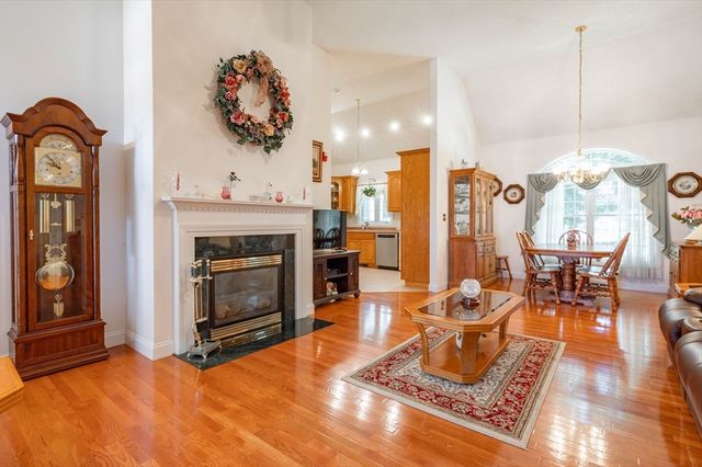38 Holly Ln 38, Dracut, MA 01826