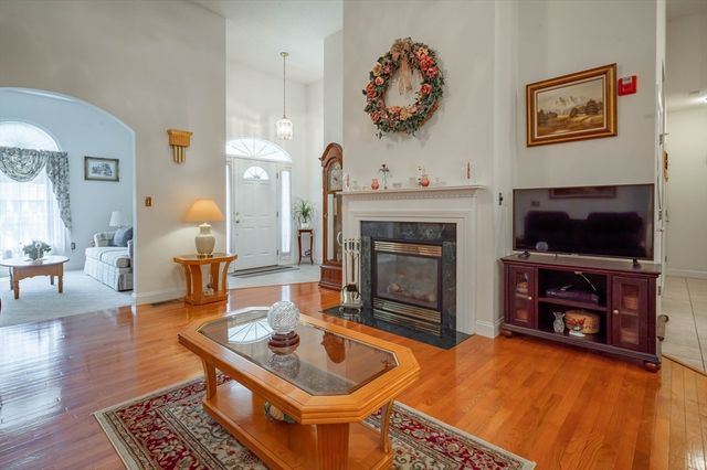 38 Holly Ln 38, Dracut, MA 01826