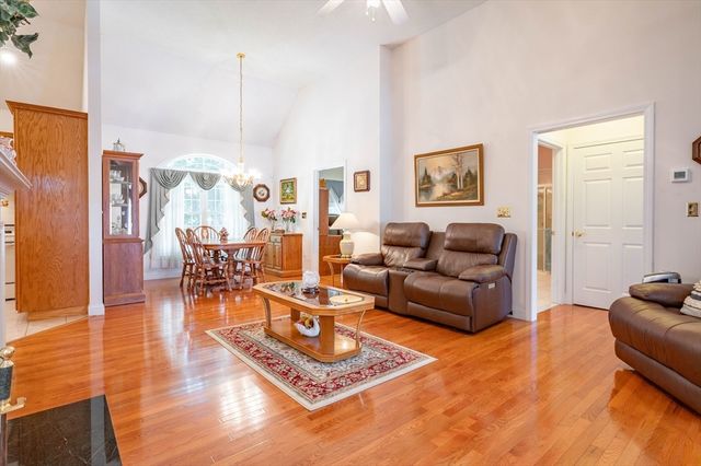 38 Holly Ln 38, Dracut, MA 01826