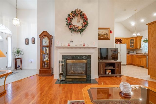 38 Holly Ln 38, Dracut, MA 01826