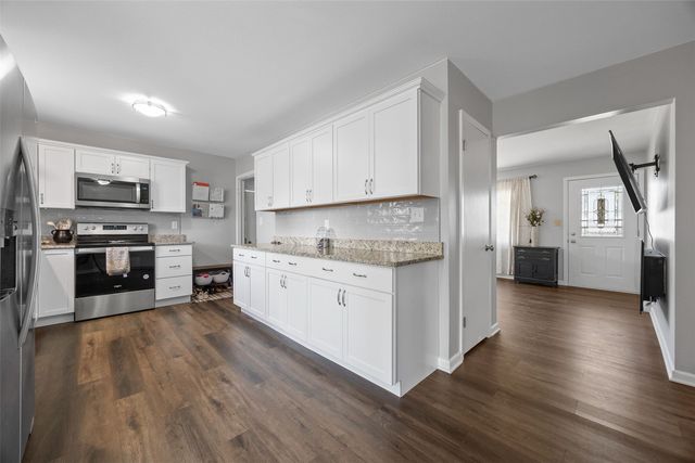 1213 Raney St, Hiawatha, IA 52233