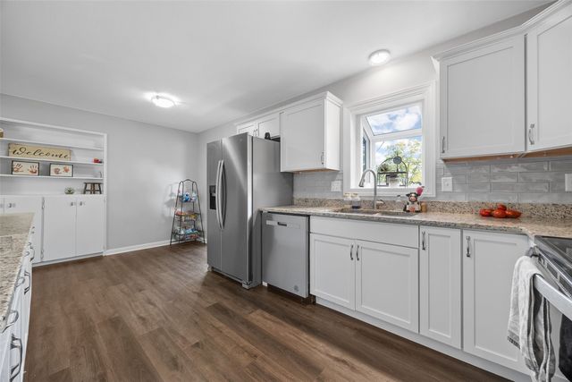 1213 Raney St, Hiawatha, IA 52233