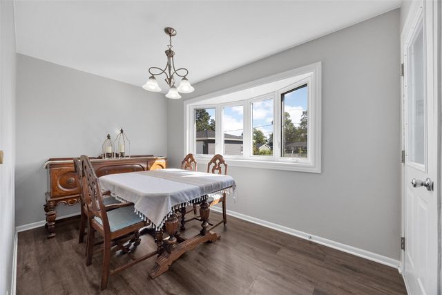 1213 Raney St, Hiawatha, IA 52233