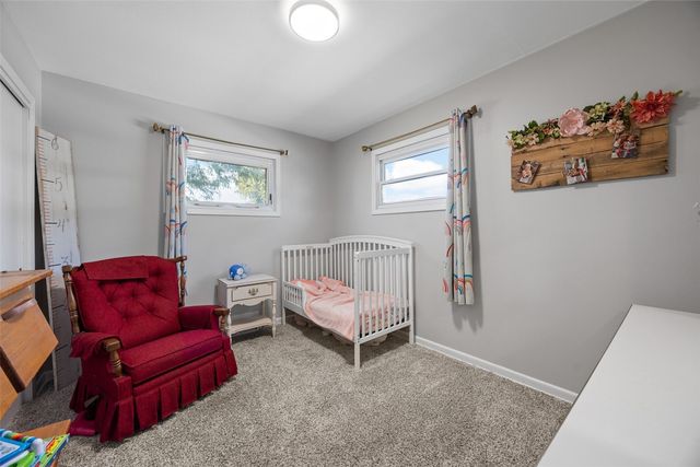 1213 Raney St, Hiawatha, IA 52233