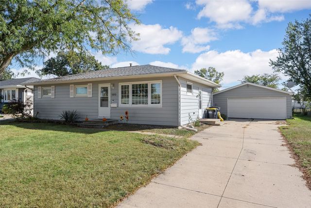 1213 Raney St, Hiawatha, IA 52233