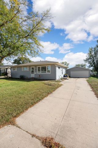 1213 Raney St, Hiawatha, IA 52233