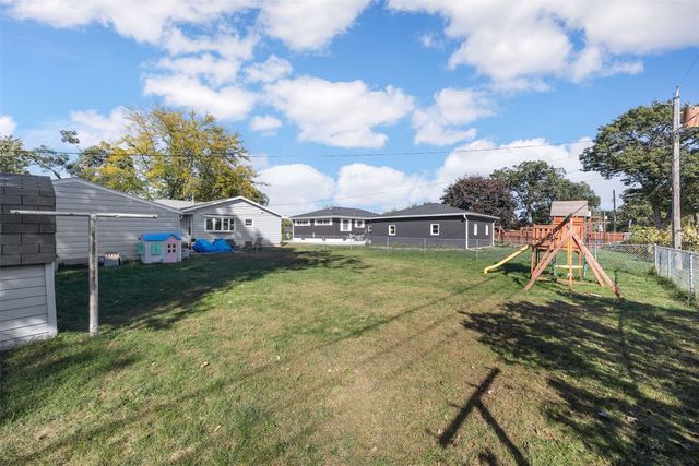 1213 Raney St, Hiawatha, IA 52233