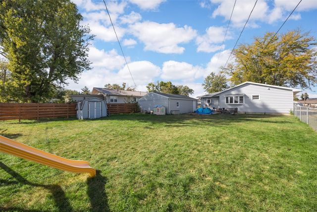 1213 Raney St, Hiawatha, IA 52233